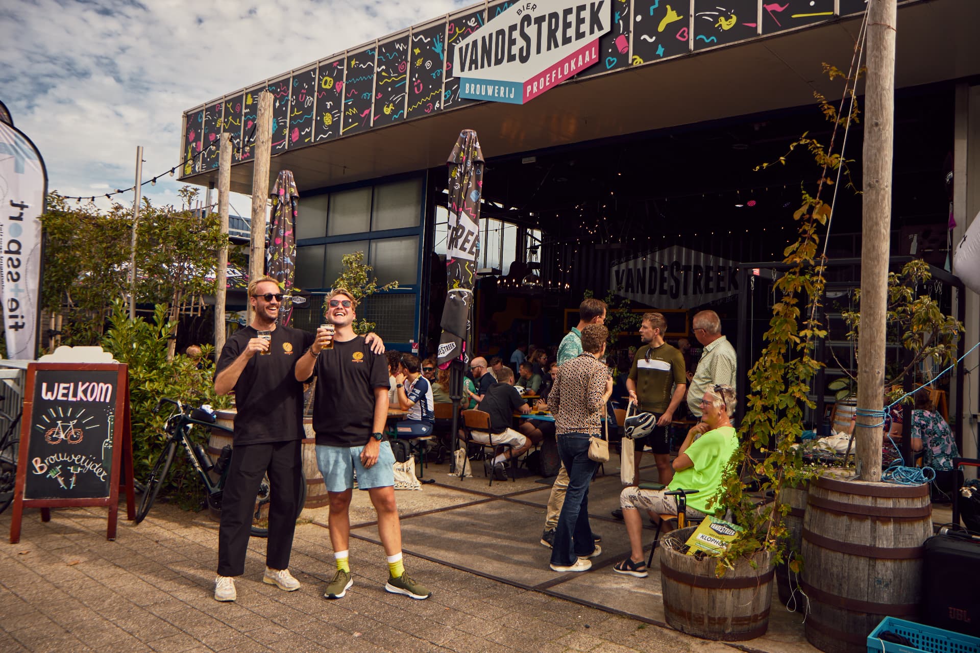 Lex en Rients proosten met een biertje bij vandeStreek Brouwerij