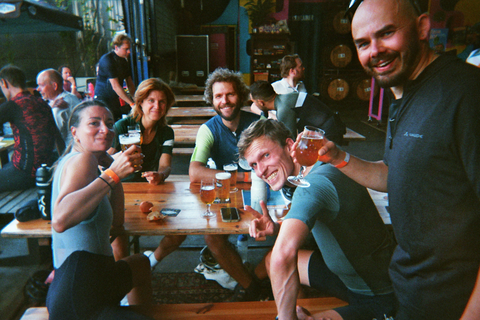 Deelnemers proosten gezellig samen na de rit tijdens Brouwerijders