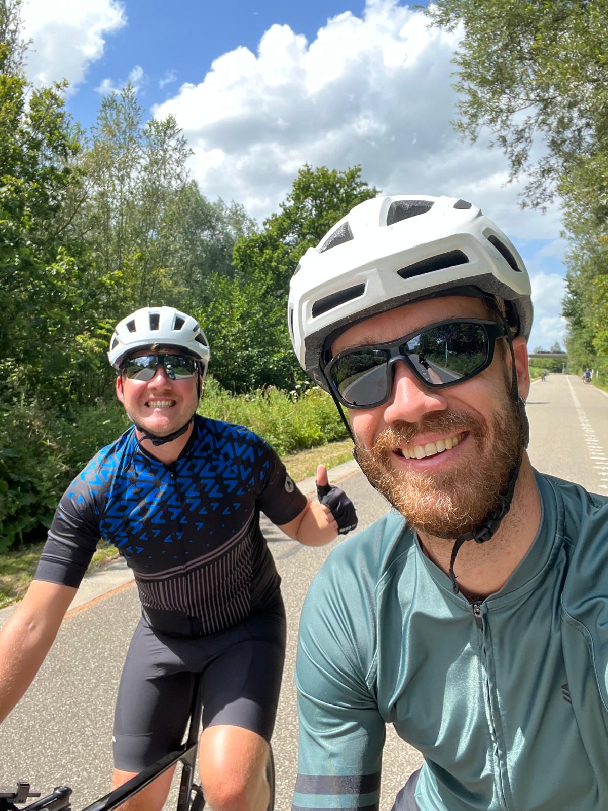 Lex en Rients tijdens een fietstocht