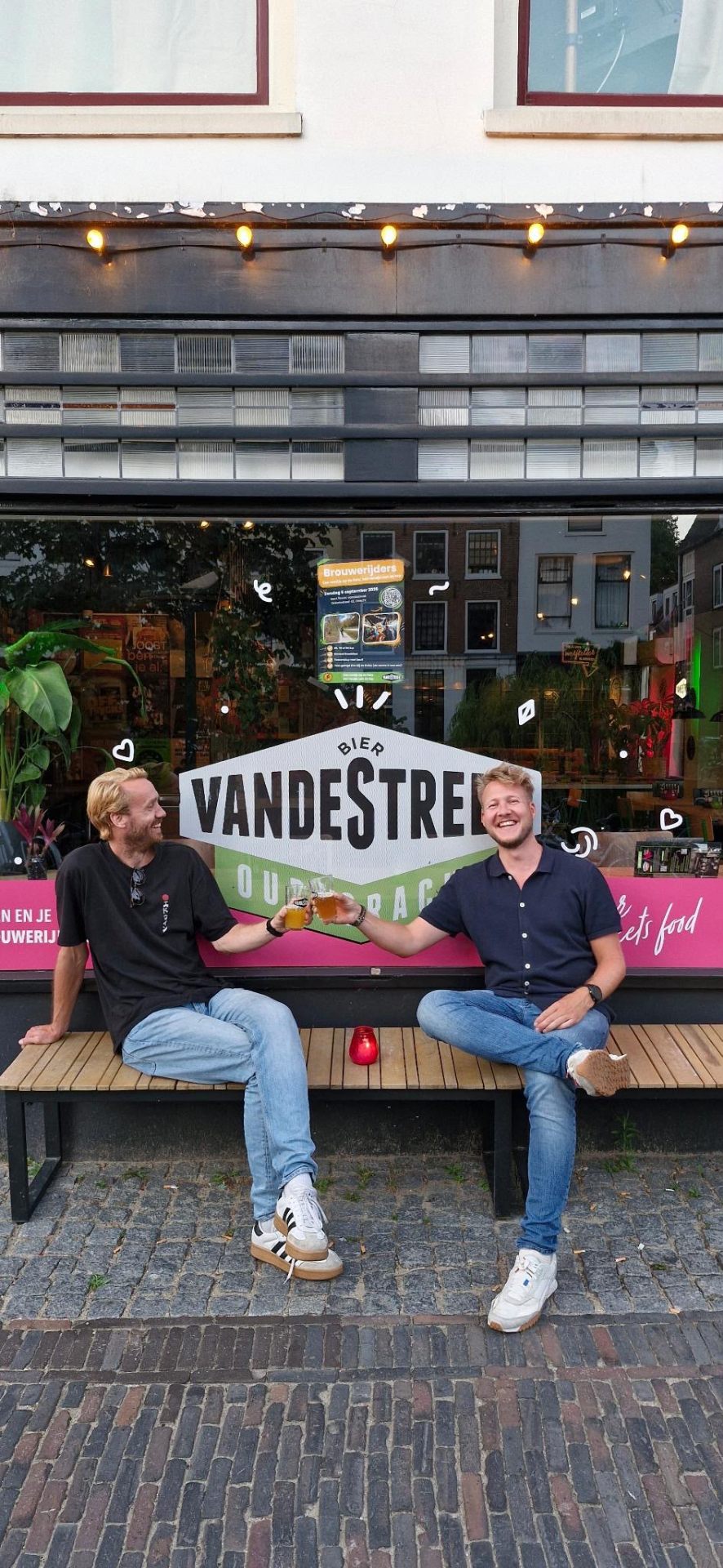 Lex en Rients proosten met een biertje